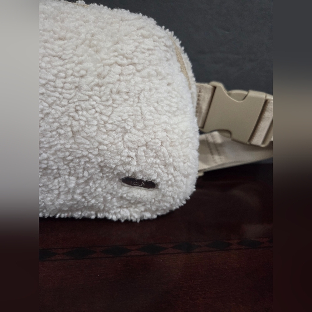Lole Cream Sherpa Belt Bag - Picture 2 of 9